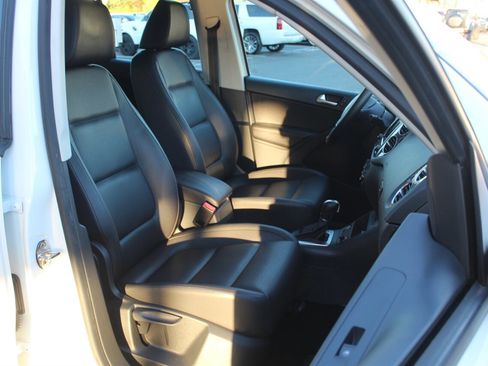 Used 2017 Volkswagen Tiguan S image 12