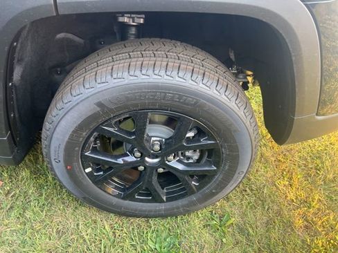 New 2025 Jeep Grand Cherokee Altitude image 3