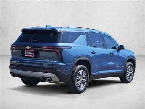 Used 2025 Chevrolet Traverse LT w/ Driver Confidence Package FWD image 8
