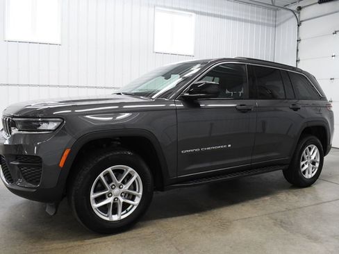 Used 2024 Jeep Grand Cherokee Laredo X image 2