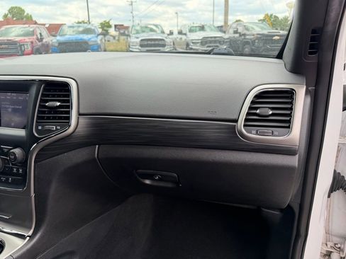 Used 2020 Jeep Grand Cherokee Laredo RWD image 31