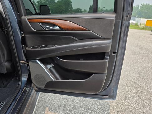 Used 2019 Cadillac Escalade ESV Luxury AWD/4WD image 23