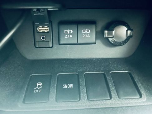 Used 2017 Toyota Highlander Plus FWD image 32