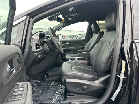 New 2026 Chrysler Pacifica Select image 7