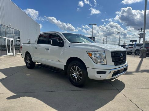 Used 2021 Nissan Titan SV w/ SV Convenience Package image 5
