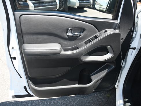 Used 2023 Nissan Frontier SV RWD image 9