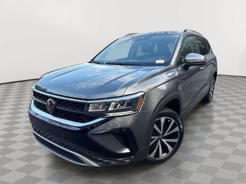 Used 2023 Volkswagen Taos SE w/ Panoramic Sunroof Package FWD image 2