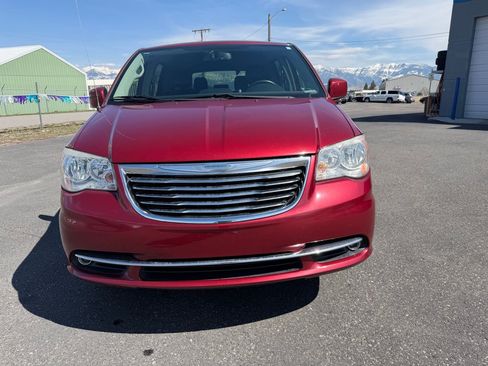 Used 2015 Chrysler Town & Country Touring FWD image 6