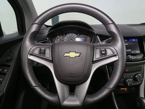 Used 2022 Chevrolet Trax LT w/ LT Convenience Package AWD/4WD image 24