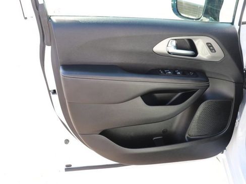 Used 2025 Chrysler Pacifica Select image 9