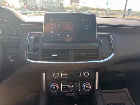 Used 2024 GMC Yukon SLT w/ SLT Luxury Package image 12