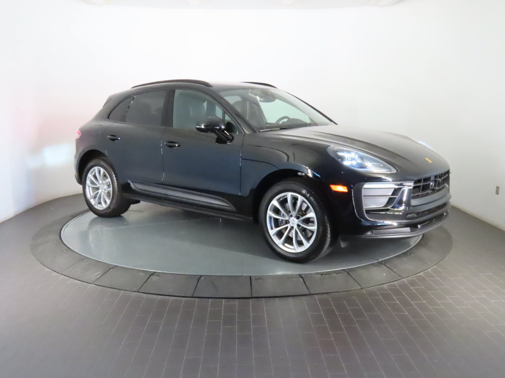 Certified 2025 Porsche Macan AWD/4WD image 9