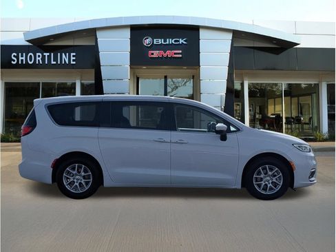 Used 2023 Chrysler Pacifica Touring-L FWD image 2