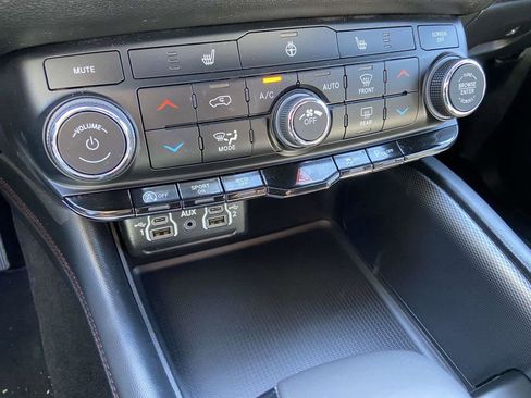 Used 2025 Dodge Durango GT RWD image 23