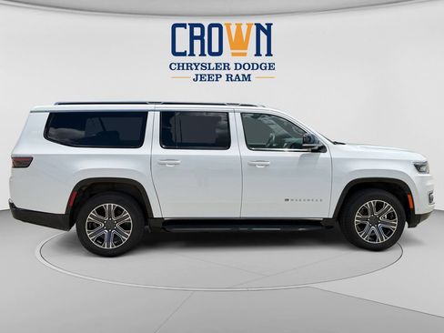Used 2024 Jeep Wagoneer L Series II w/ Flexible Seating Group AWD/4WD image 2