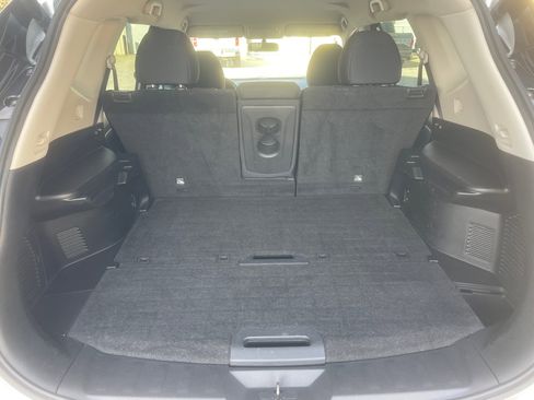 Used 2018 Nissan Rogue SV image 22