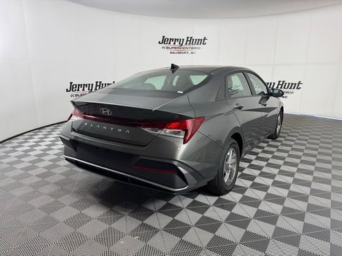 Used 2025 Hyundai Elantra SE image 10