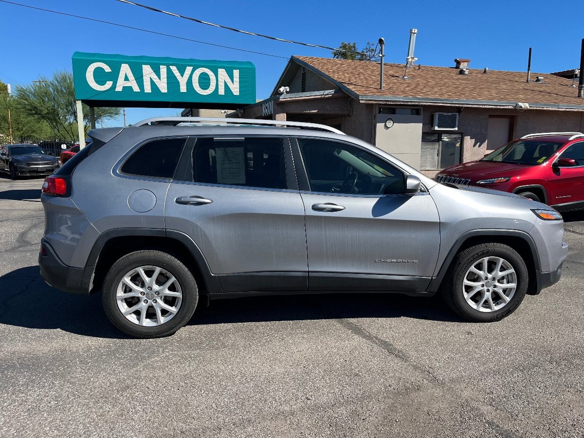 Used 2017 Jeep Cherokee Latitude FWD image 2