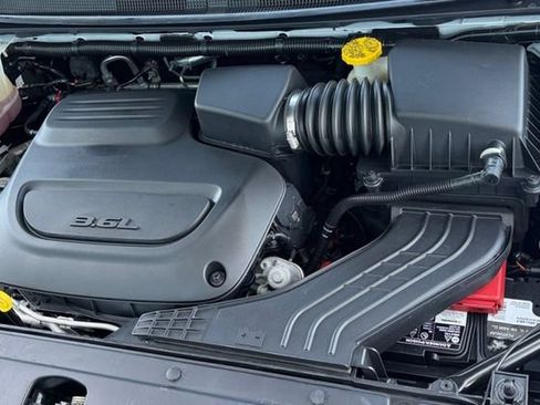 Used 2023 Chrysler Pacifica Touring-L FWD image 28
