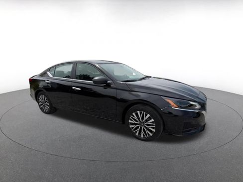 Used 2025 Nissan Altima 2.5 SV FWD image 2