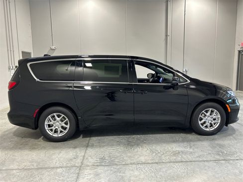 New 2025 Chrysler Pacifica Select image 5