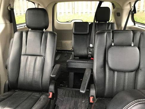 Used 2014 Chrysler Town & Country Touring w/ Driver Convenience Group image 8