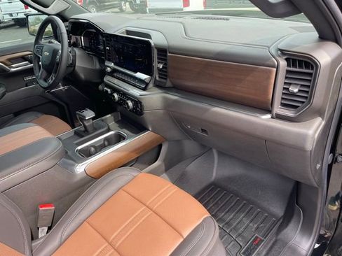 Used 2024 Chevrolet Silverado 1500 High Country AWD/4WD image 17