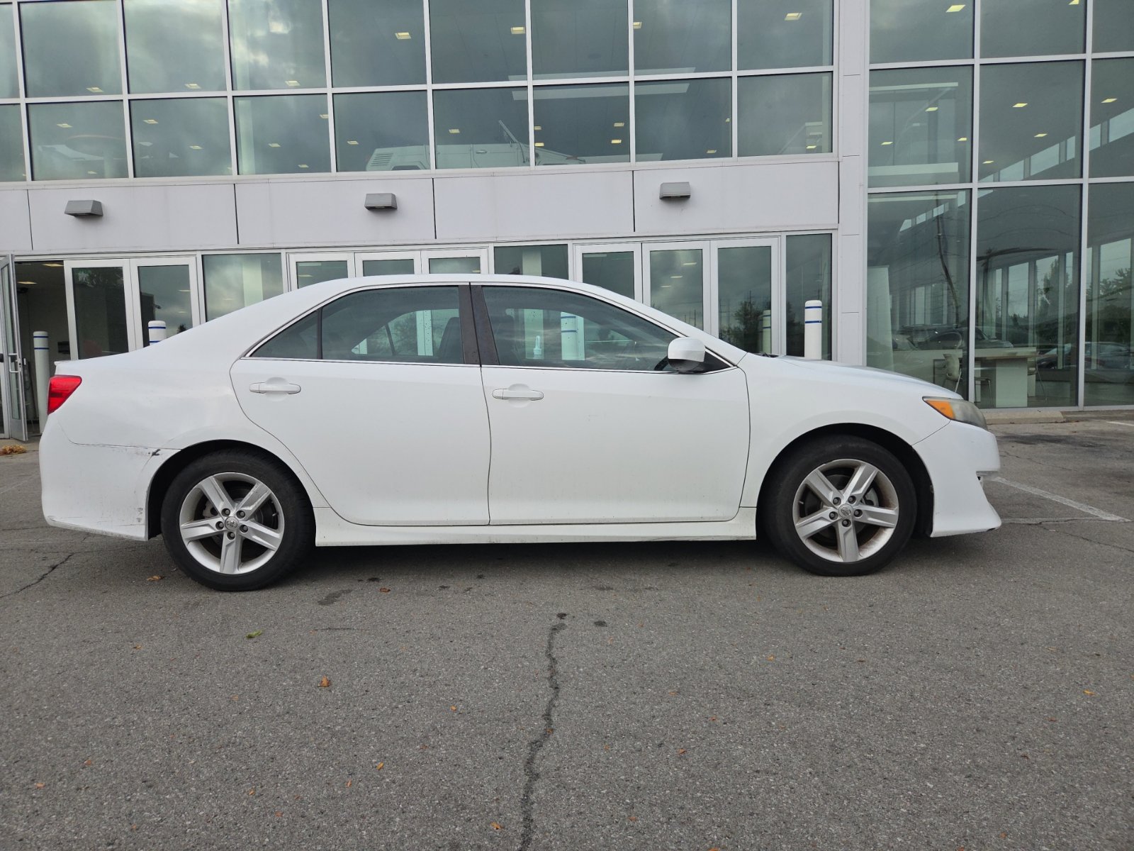 Used 2014 Toyota Camry SE FWD image 2