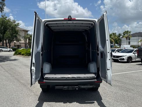 Used 2025 Mercedes-Benz Sprinter 2500 image 9