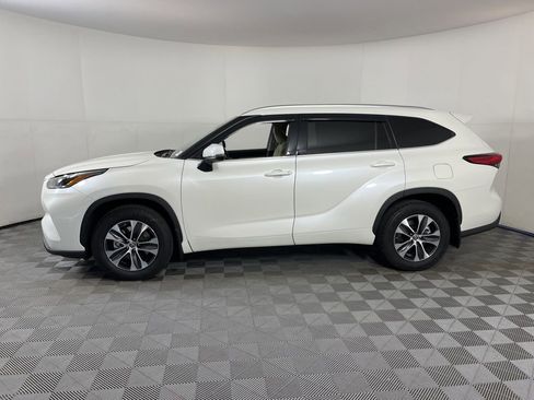 Used 2021 Toyota Highlander XLE image 2