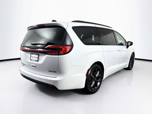 Used 2025 Chrysler Pacifica Limited FWD image 2