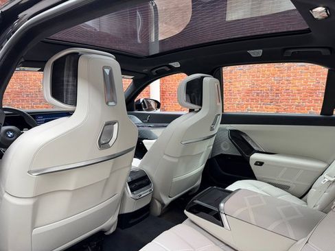 Certified 2023 BMW 760i xDrive w/ Executive Package image 25