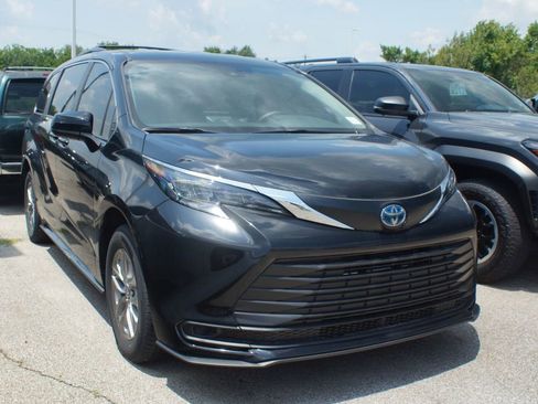 Used 2025 Toyota Sienna LE FWD image 1