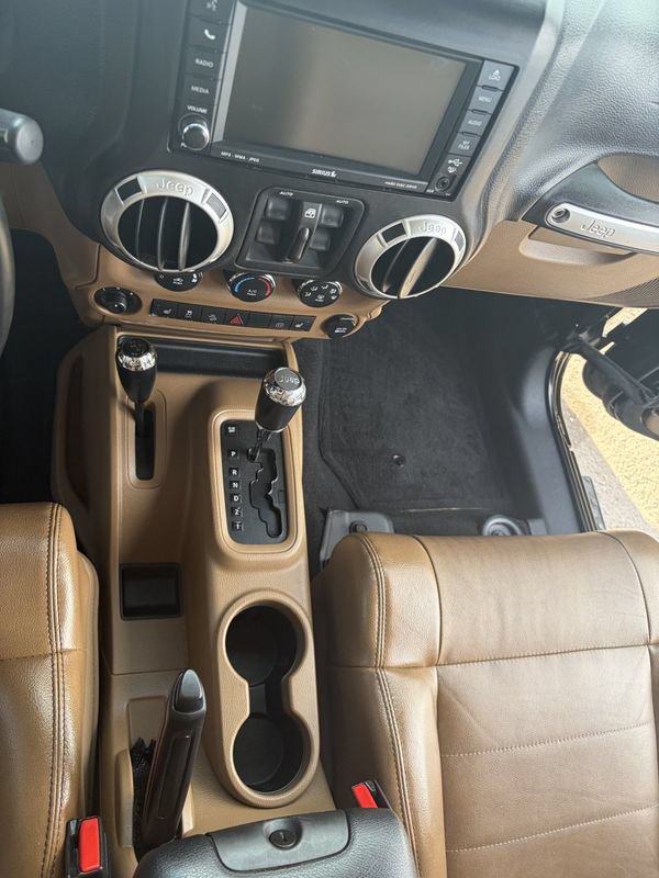 Used 2011 Jeep Wrangler Unlimited Rubicon w/ Connectivity Group AWD/4WD image 30