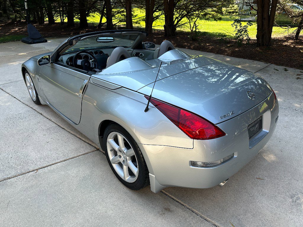 Used 2005 Nissan 350Z Touring RWD image 22
