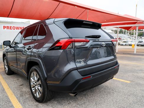 Used 2021 Toyota RAV4 XLE Premium FWD image 10
