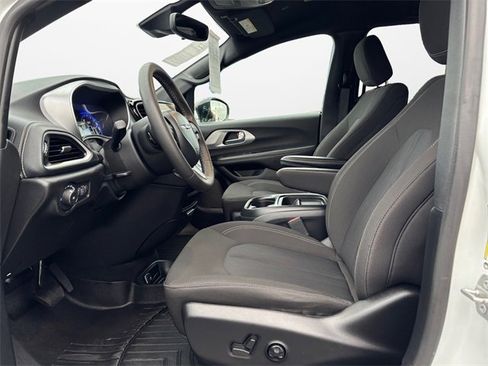 Used 2024 Chrysler Pacifica Touring image 9