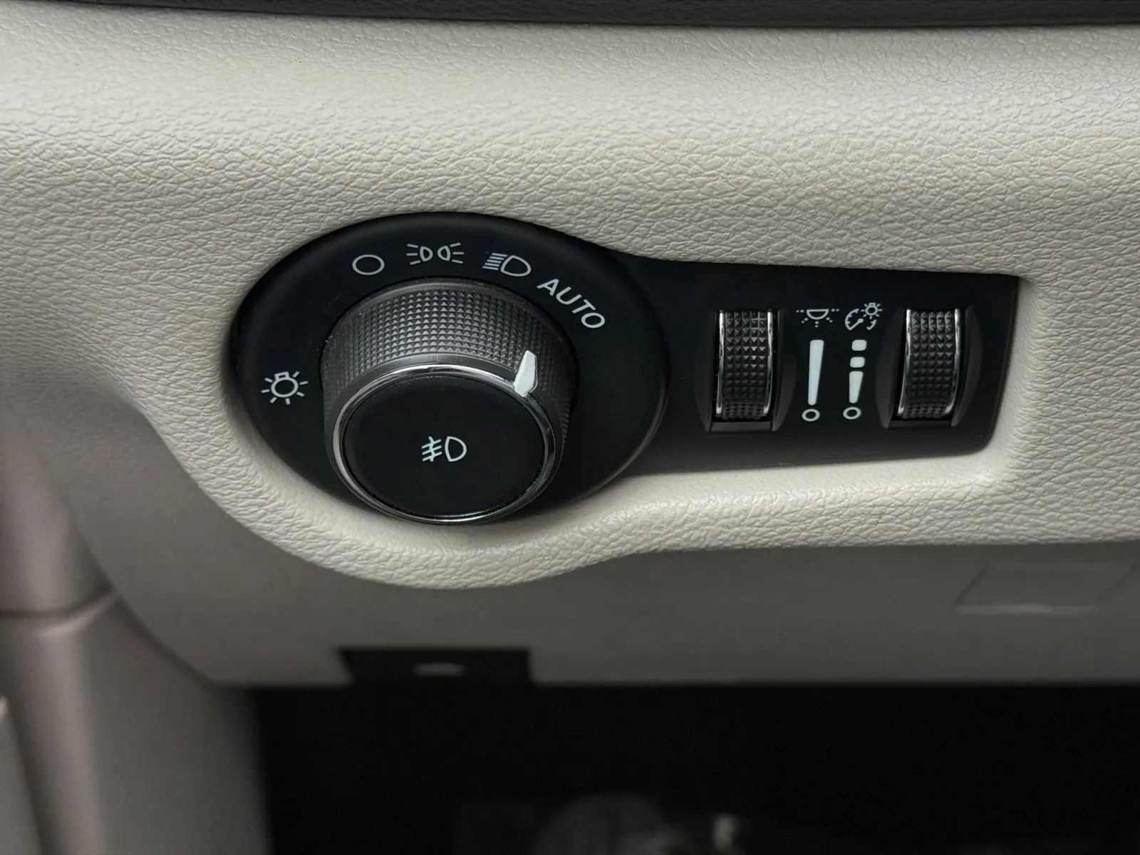 Used 2023 Chrysler Pacifica Touring-L FWD image 38