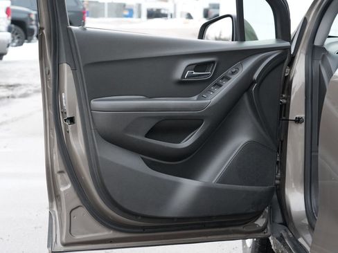 Used 2020 Chevrolet Trax LT w/ LT Convenience Package image 14