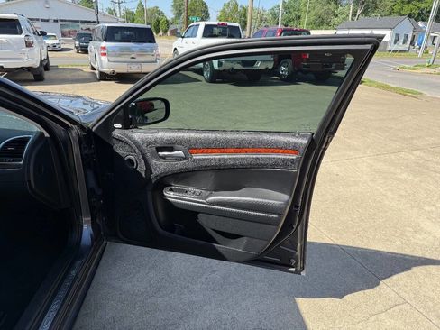 Used 2019 Chrysler 300 Limited AWD/4WD image 17