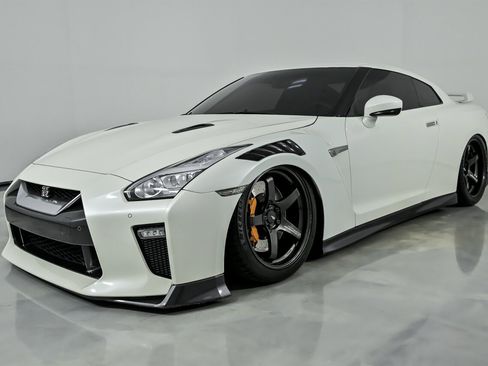 Used 2019 Nissan GT-R Premium w/ Premium Interior Package image 7