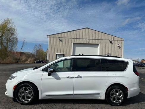 Certified 2023 Chrysler Pacifica Limited FWD image 11