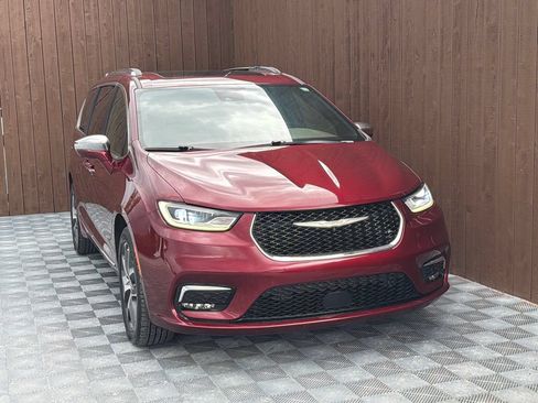 Used 2021 Chrysler Pacifica Limited w/ Uconnect Theater Family Group AWD/4WD image 16