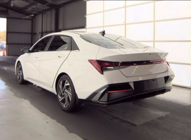 Used 2025 Hyundai Elantra Limited FWD image 7