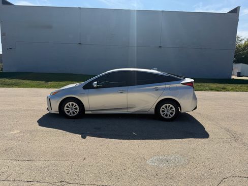 Used 2021 Toyota Prius LE image 4