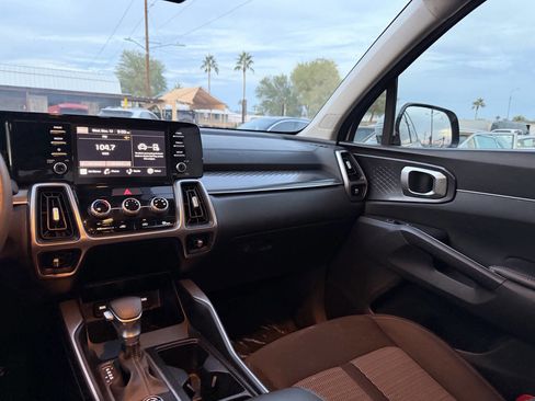 Used 2023 Kia Sorento LX image 29