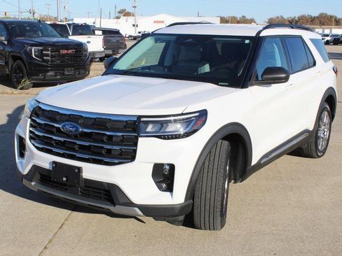 Used 2025 Ford Explorer Active w/ Active Comfort Package image 7