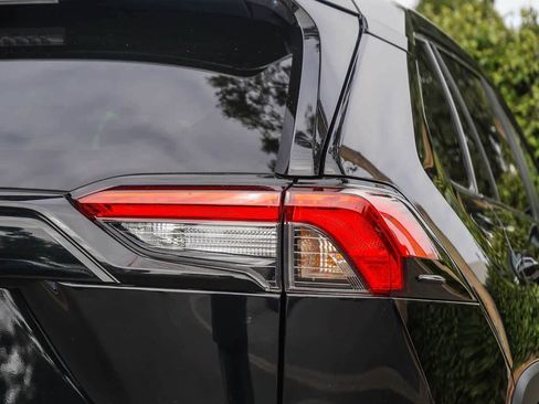 Used 2022 Toyota RAV4 XLE AWD/4WD image 7