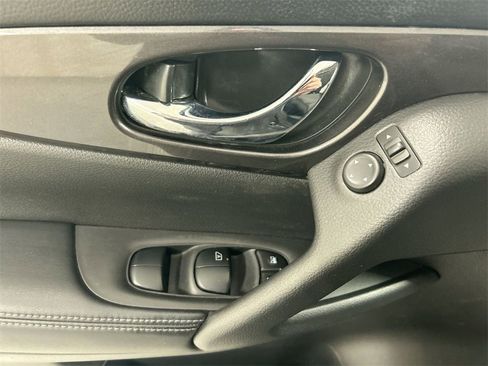 Used 2019 Nissan Rogue SV image 11