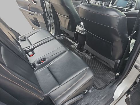 Used 2019 Toyota Highlander XLE AWD/4WD image 14